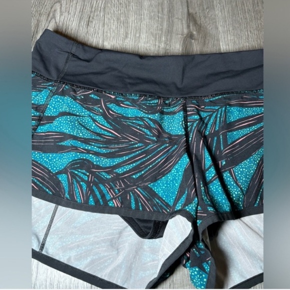 Lululemon Speed Shorts Palm Lace Tofino Teal
Multi Womens Size 8 - Picture 2 of 4